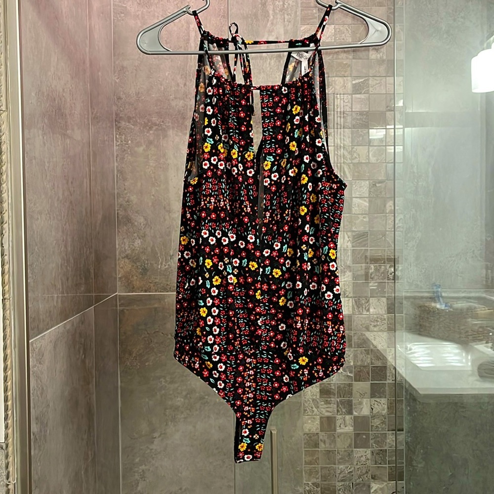 NWT BCBG Generation bodysuit (blouse) in adorable floral print. XS Not fitted